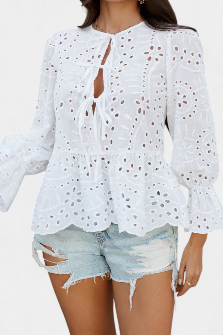 Kayden | Top Bohemio de Encaje con Corte Fluido